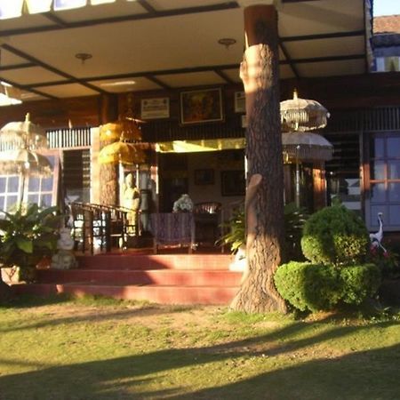 Country Hotel Trawas Buitenkant foto